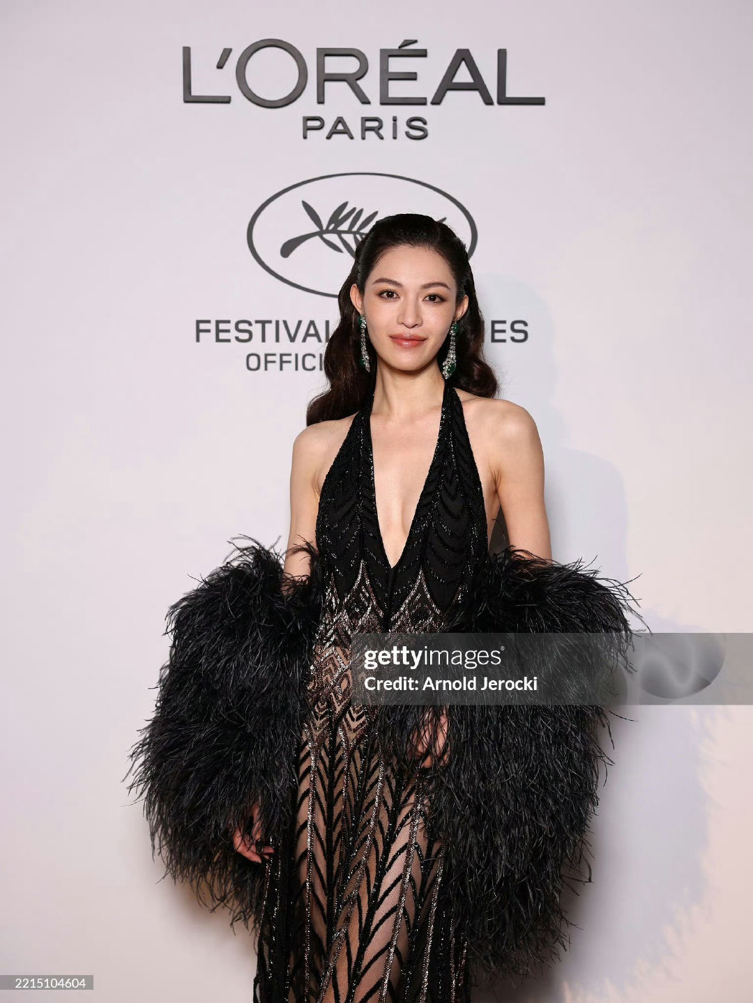 钟楚曦Elie Saab 2024秋冬高级定制羽毛裙装亮相欧莱雅戛纳国际电影节，