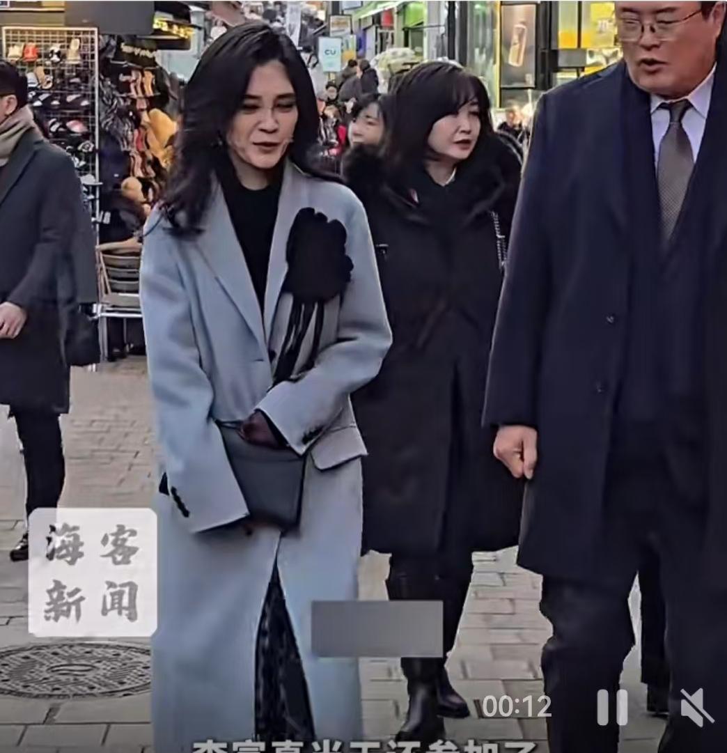 首尔明洞的冬日，阳光清冷。当地时间12月17日，一个熟悉的身影出现在这条繁华的街