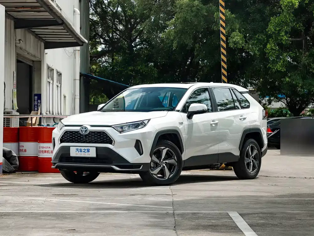 2026款一汽丰田RAV4荣放双擎E+插混SUV。车身4600mm×1855mm