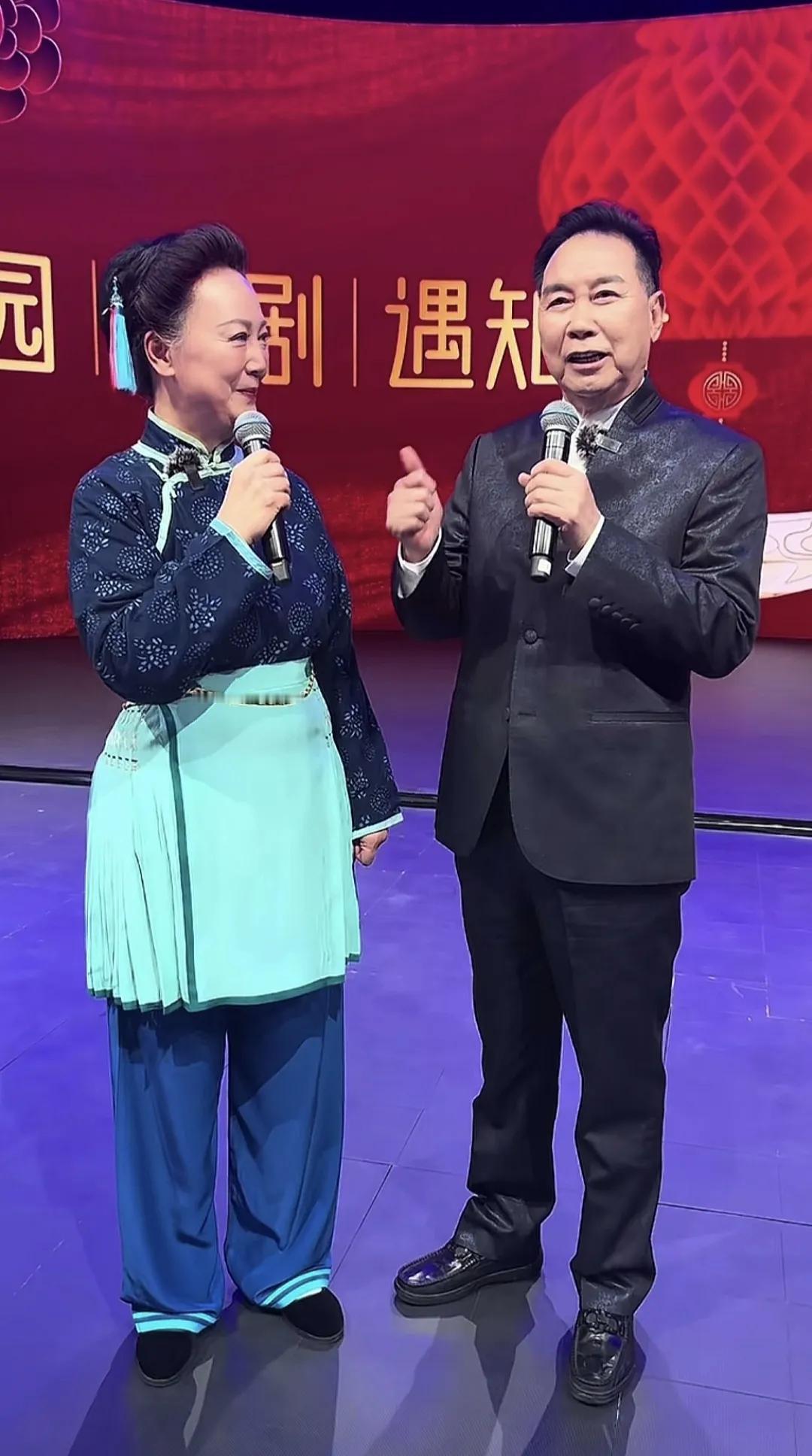 河南豫剧今天正式进驻上海豫园
赵静前往祝贺
李树建对赵静说:“你是我们河南人的光