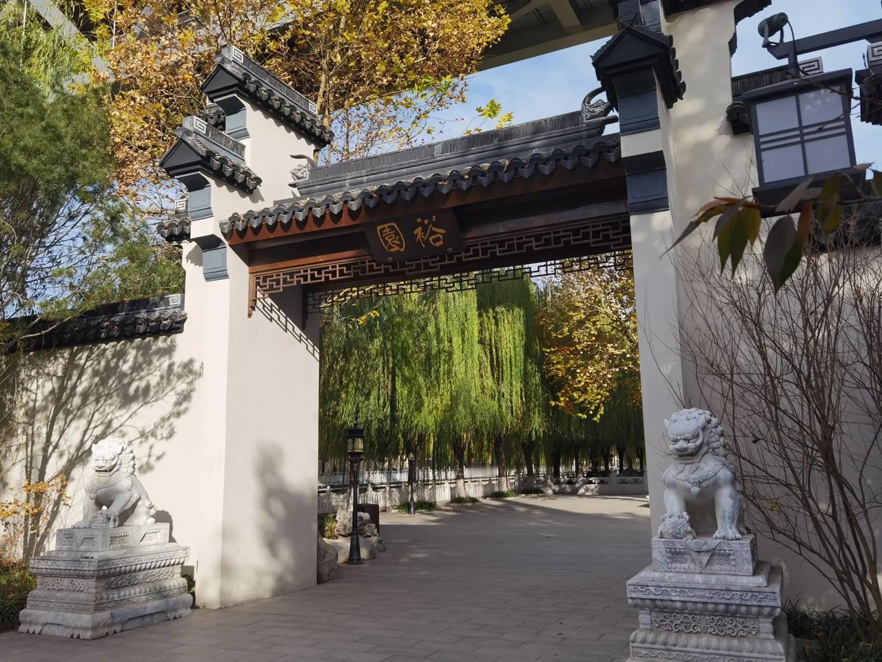石家庄裕园呈现出一派江南园林的迷人景色，真可谓风景如画，充满诗情画意！ 
石家庄