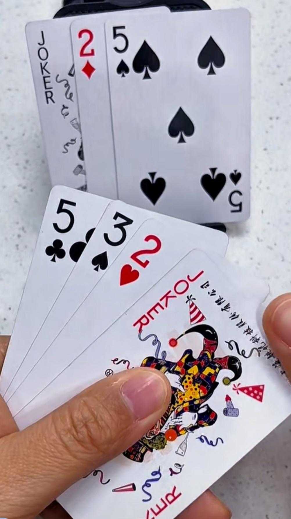 益智游戏，欢乐斗地主巧解残局。规则有连有带，最多3带1，也可以3不带。下面牌的先
