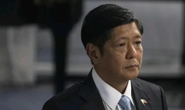 我们互相提醒一下：无论菲律宾多么困难，即便是菲律宾总统小马科斯装可怜跪求我们，我