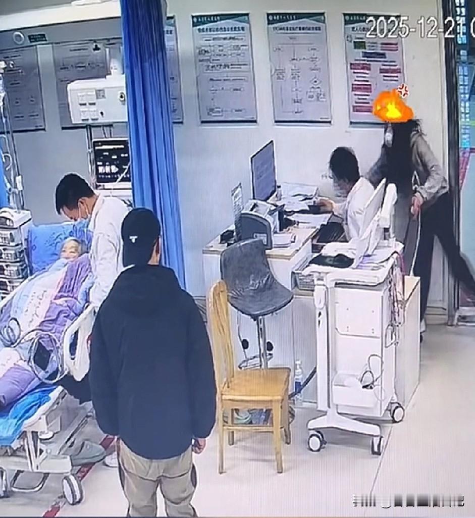 女子看急诊，嫌等待时间长，怒扇医生耳光，被行政拘留5天，谁之过?
女子陪朋友到医