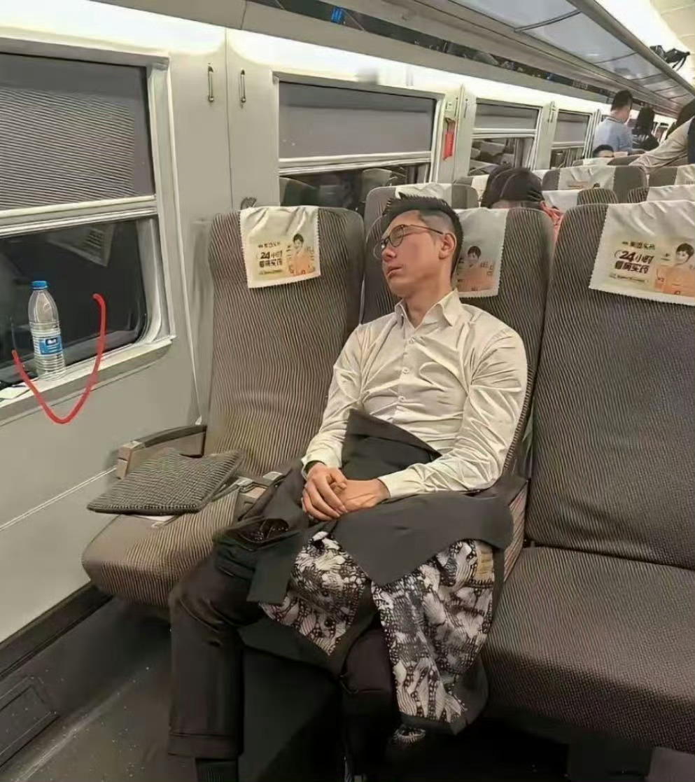 他一看就是职场精英。 