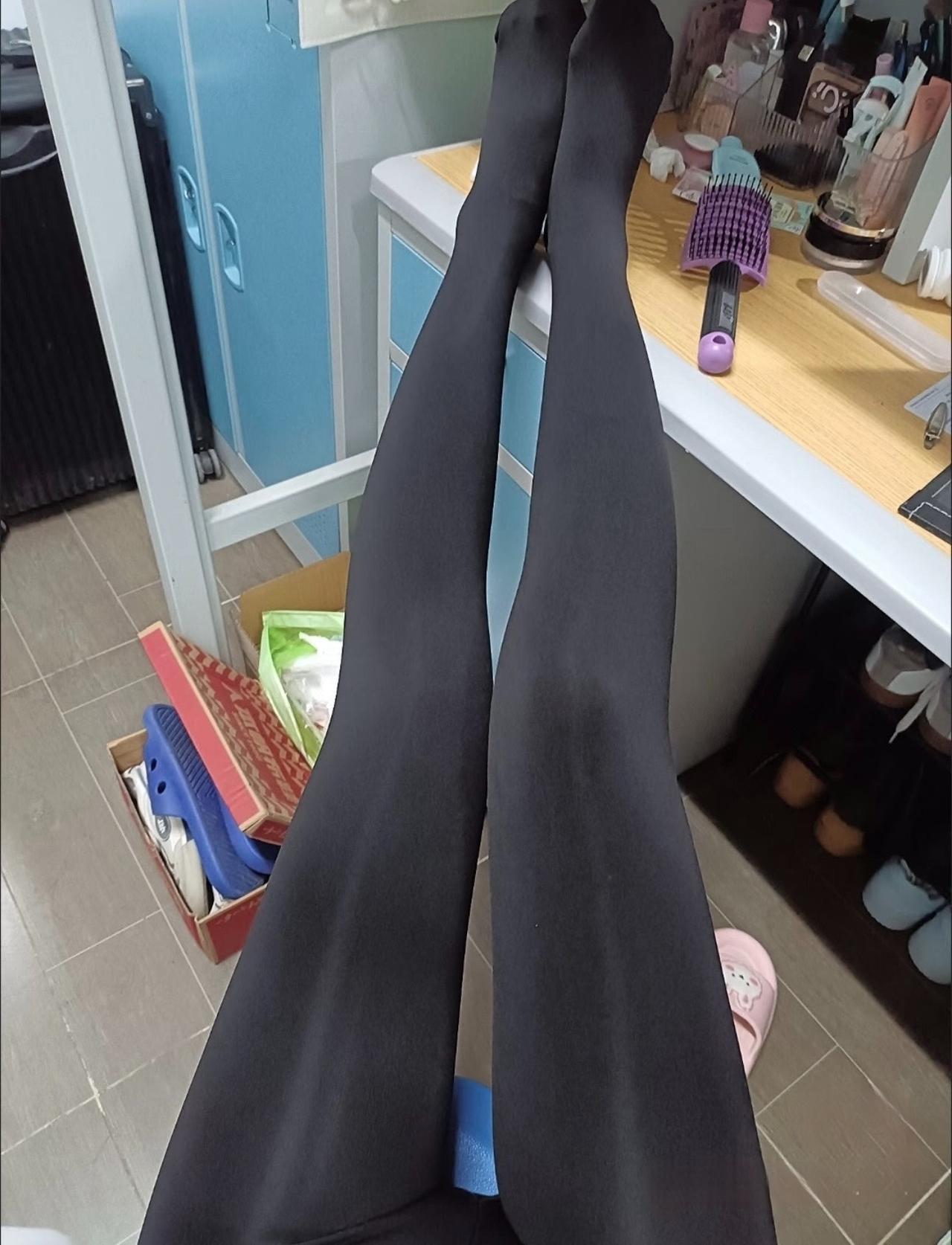 女人为啥喜欢穿黑袜裤？这门道可多了。黑袜裤百搭是关键，不管配短裙、短裤，还是长款