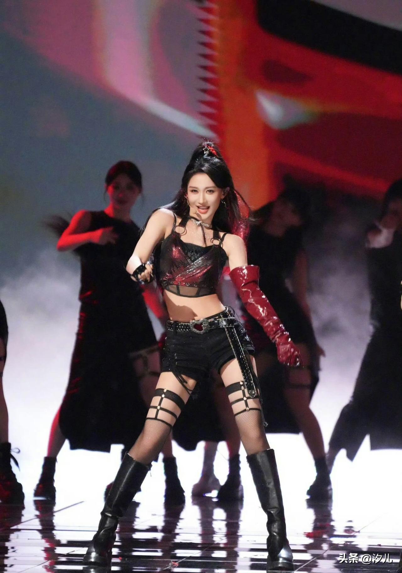 谢娜扮起来没有对手


谢娜也有性感妩媚动人的一面
这穿得太吸引人了吧
平时嘻嘻