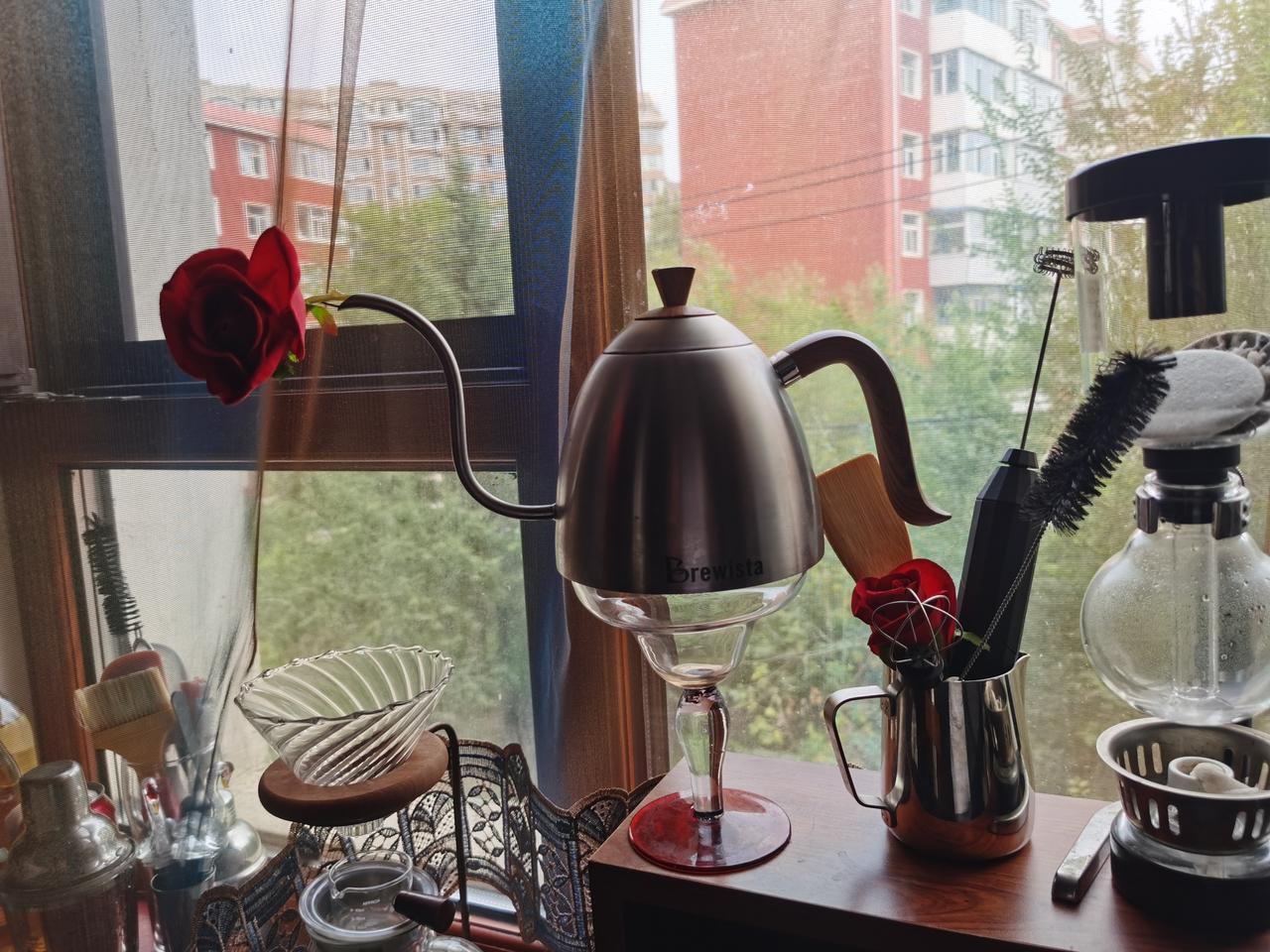 我这三个月来发现自己有一个毛病，我总摸着我的左下腹，有一个长长的包可硬了，我自己