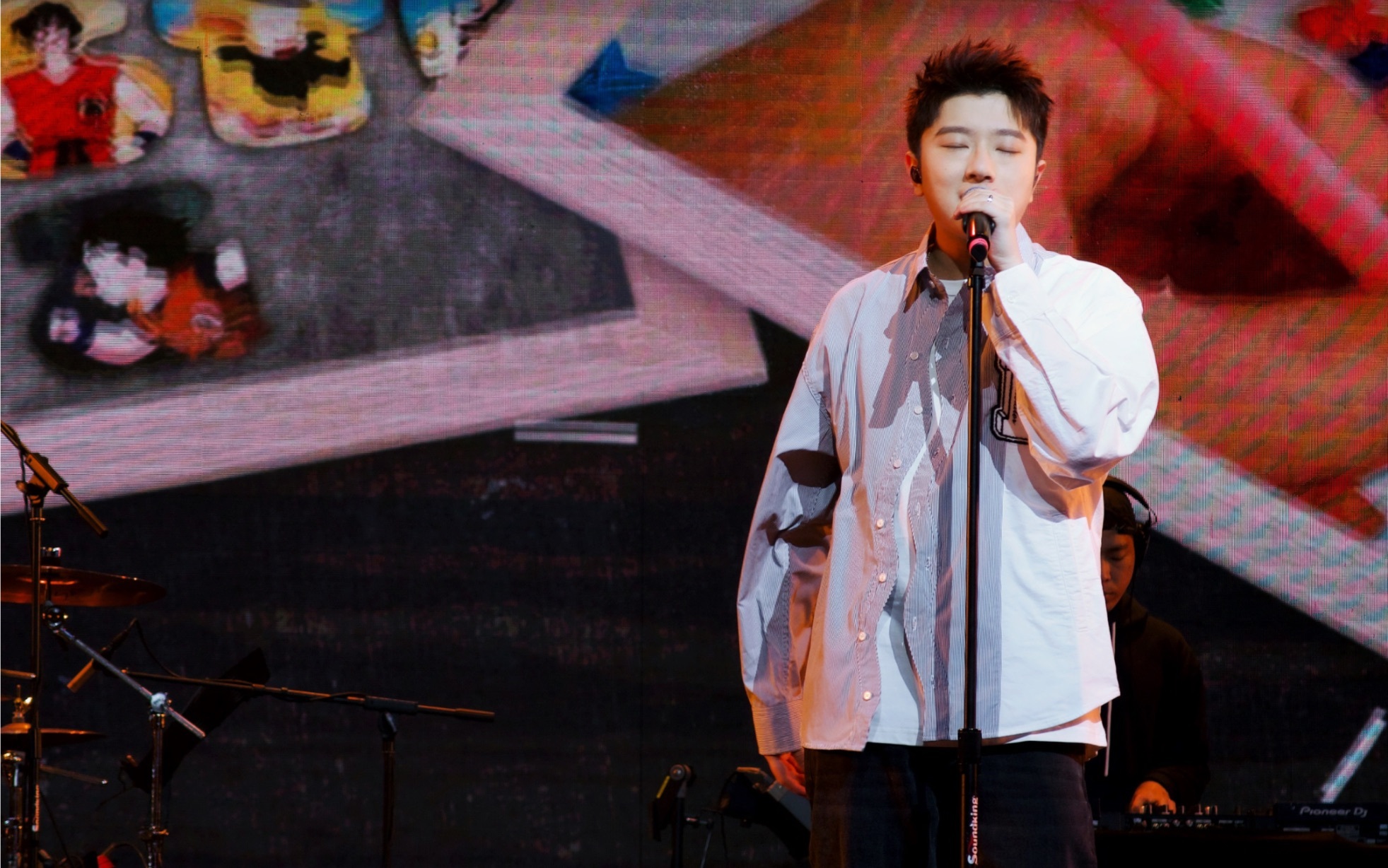 #九年老粉见到王以太激动到哭# 当王以太的身影出现在自己眼前，那份深藏心底的激动