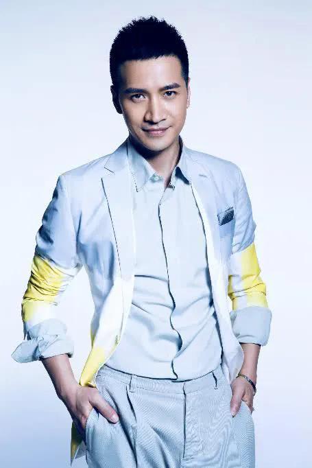 1998年，一个富婆对23岁的何晟铭说：“和我去香港，保证你大红大紫。”何晟铭立