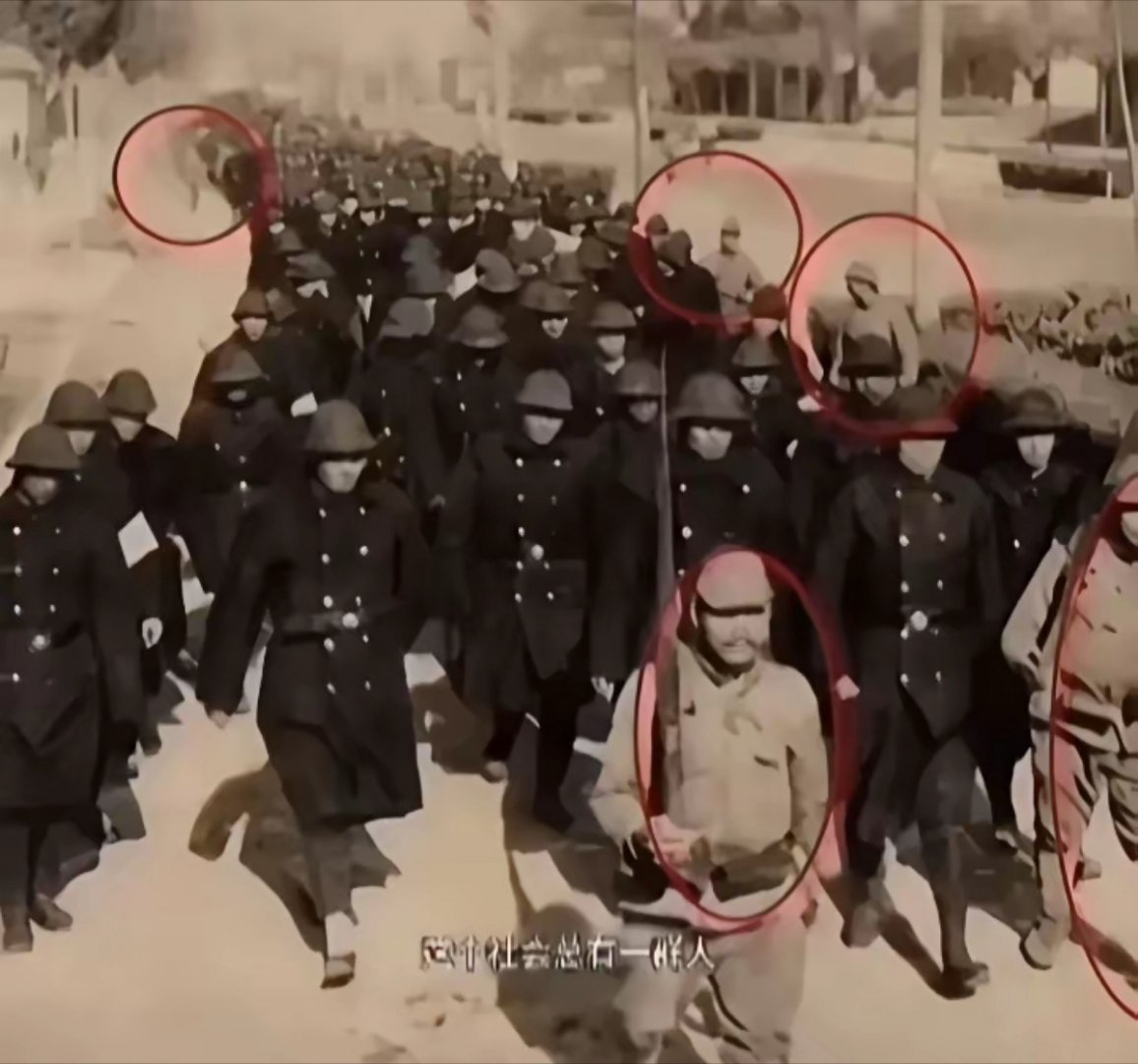 1940年五个日本兵押着2000多名国军去往刑场的路上。反正也是死不如拼个你死我