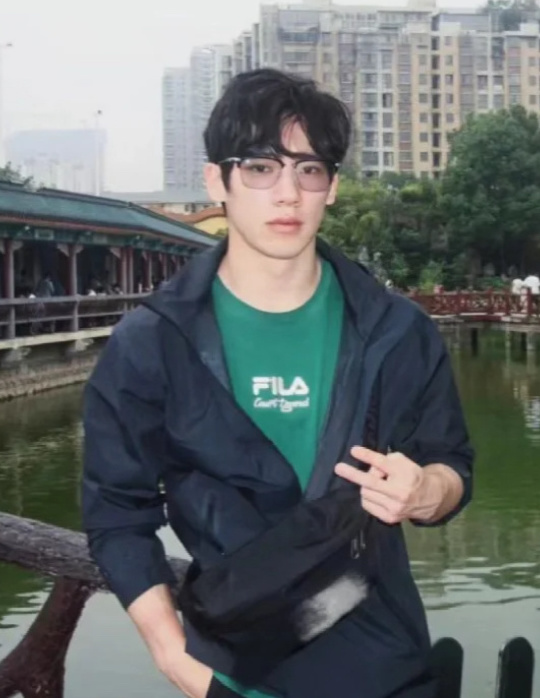 #张博恒很大一车面包人# 张博恒简直是个宝藏搞笑男哈哈哈，签名从“爱体育的女人，