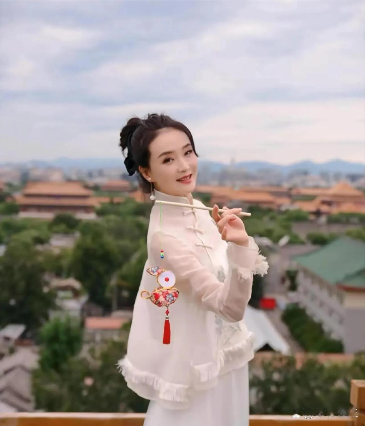 王艳的豪宅隐藏在王府世纪大厦，生活的每一处都流露出无与伦比的优雅。这样的品味和奢