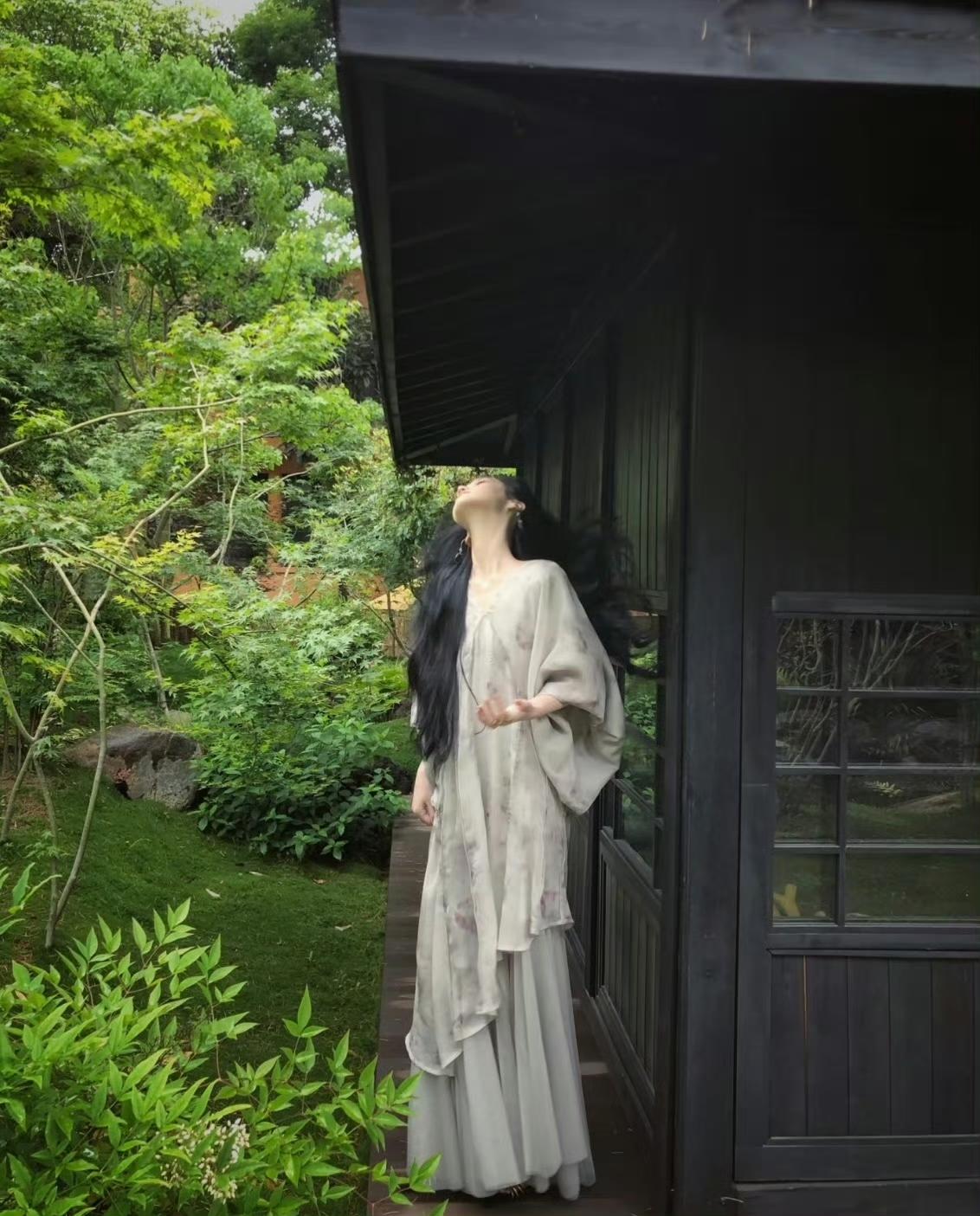 “不属于自己的东西，抓住了也只是片刻”。