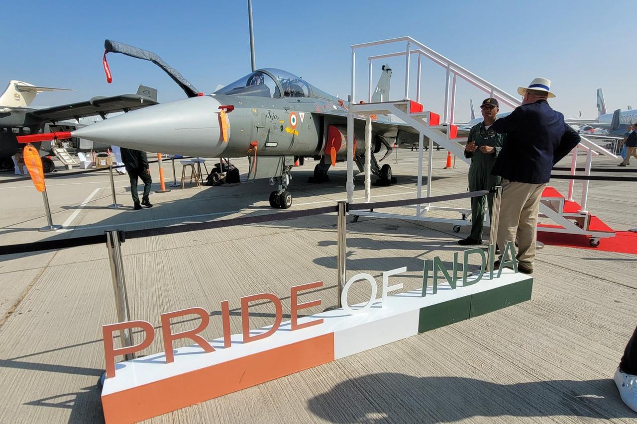 印度空军点燃了迪拜的天空

印度：光辉战机虽然坠毁了，但也是在特技飞行中坠毁，不