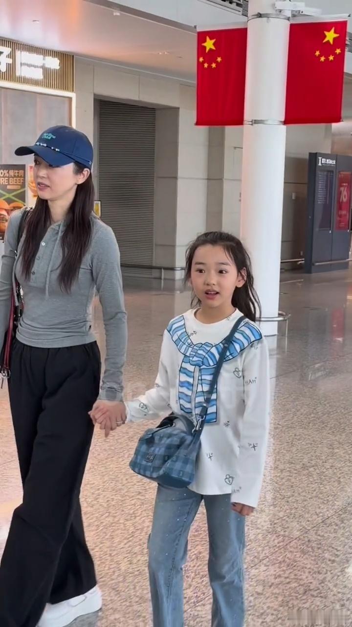 小酒窝说会去看张维伊话剧董璇带小酒窝支持张维伊话剧 董璇小酒窝现身上海机场 ​​