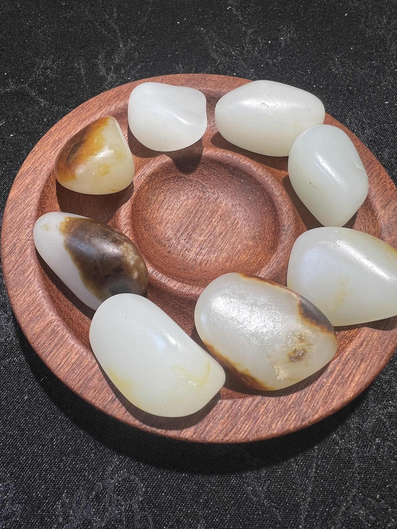 总有人疑惑，和田玉为何动辄千金，动辄天价。其实不必苛责玉石溢价，也无需抱怨市场浮