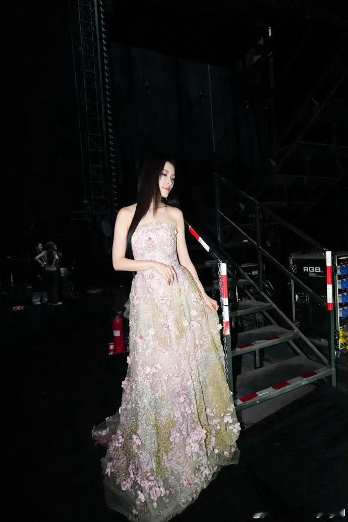 徐洁儿把歌手档期准备好了演技出众还会唱歌，徐洁儿乘风舞台稳到极致，随时待命，期待