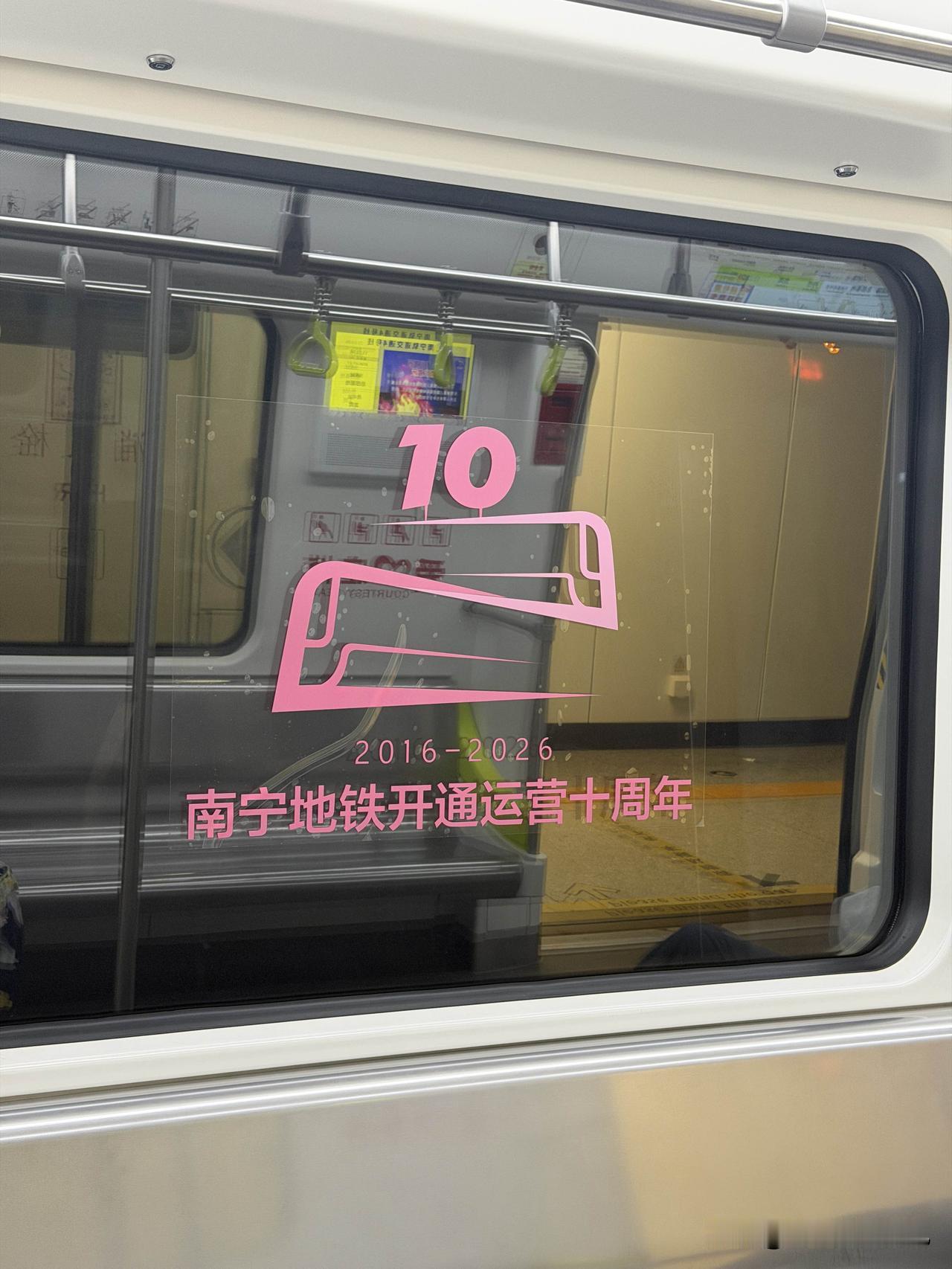 南宁地铁迎来十周年，感慨还挺多。在这座城市，地铁从来算不上市民主力出行工具，只要