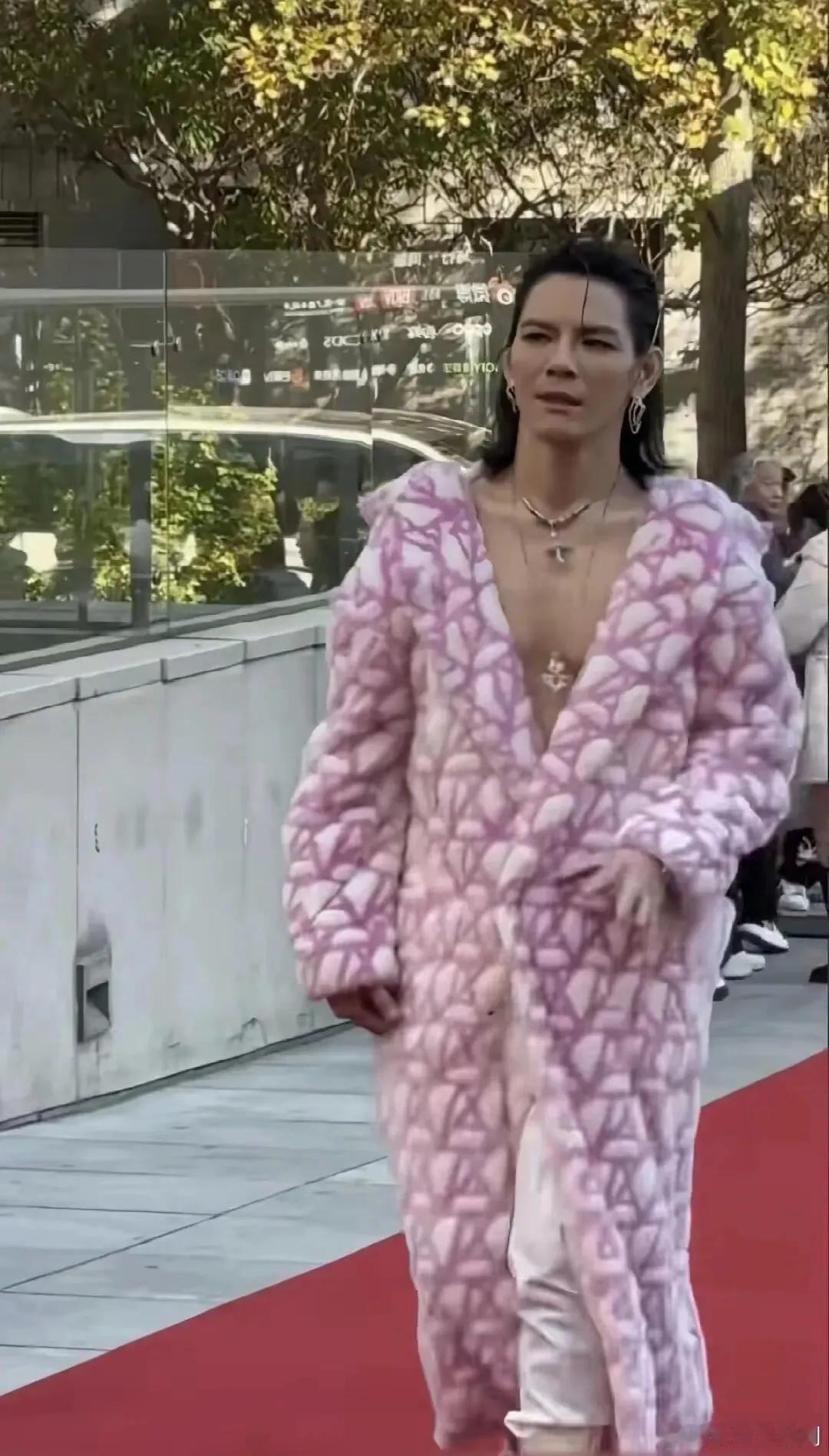 向佐参加视界大会的衣服，是在妈妈向太那里借的吗？ 