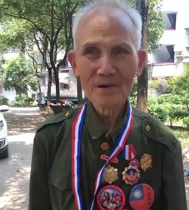 1945 年，湖南，一名机枪手因伤掉队，为躲避日军，他和副手绕道山路，这时突然传