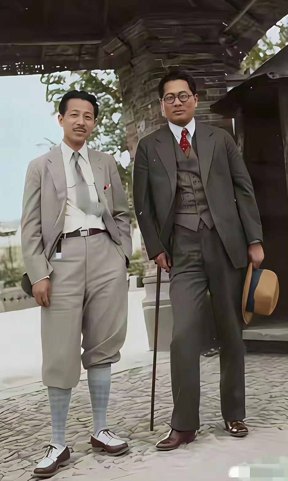 翻到张1931年的老照片，张学良和宋子文站一块儿。
少帅这身英伦风，现在看都时髦