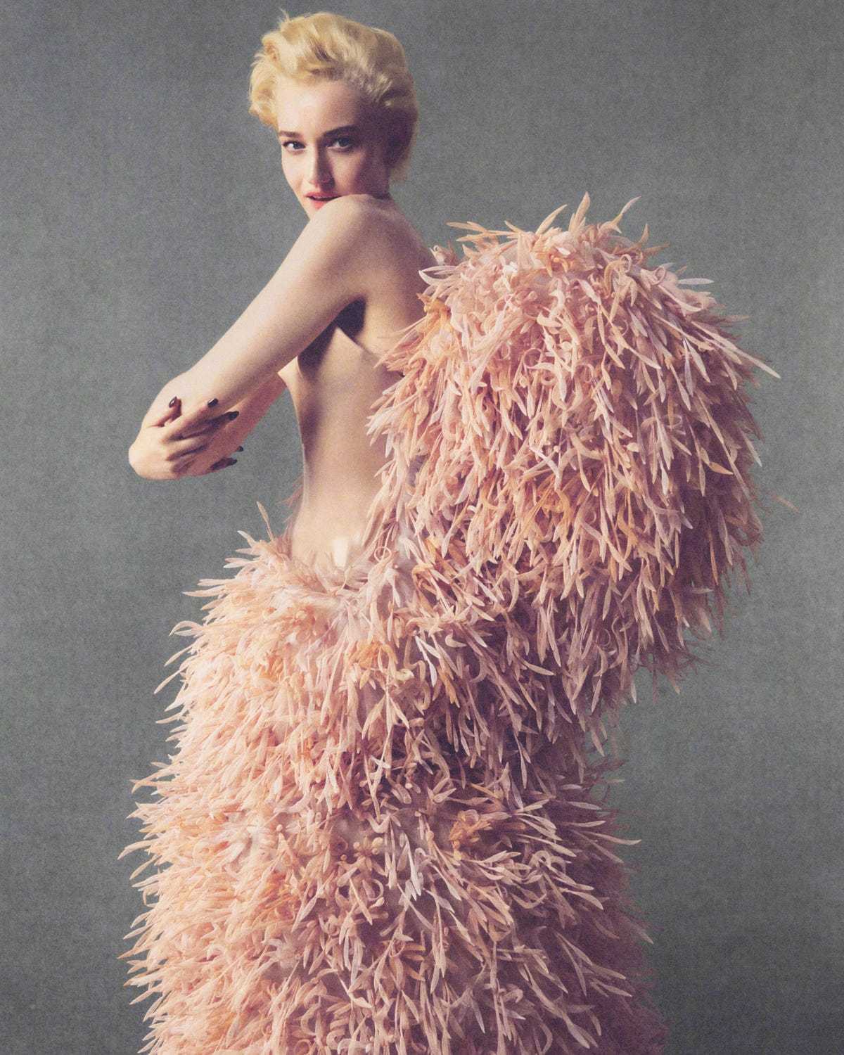 ELLE 美国版十月刊，女演员Julia Garner 穿着Balenciaga