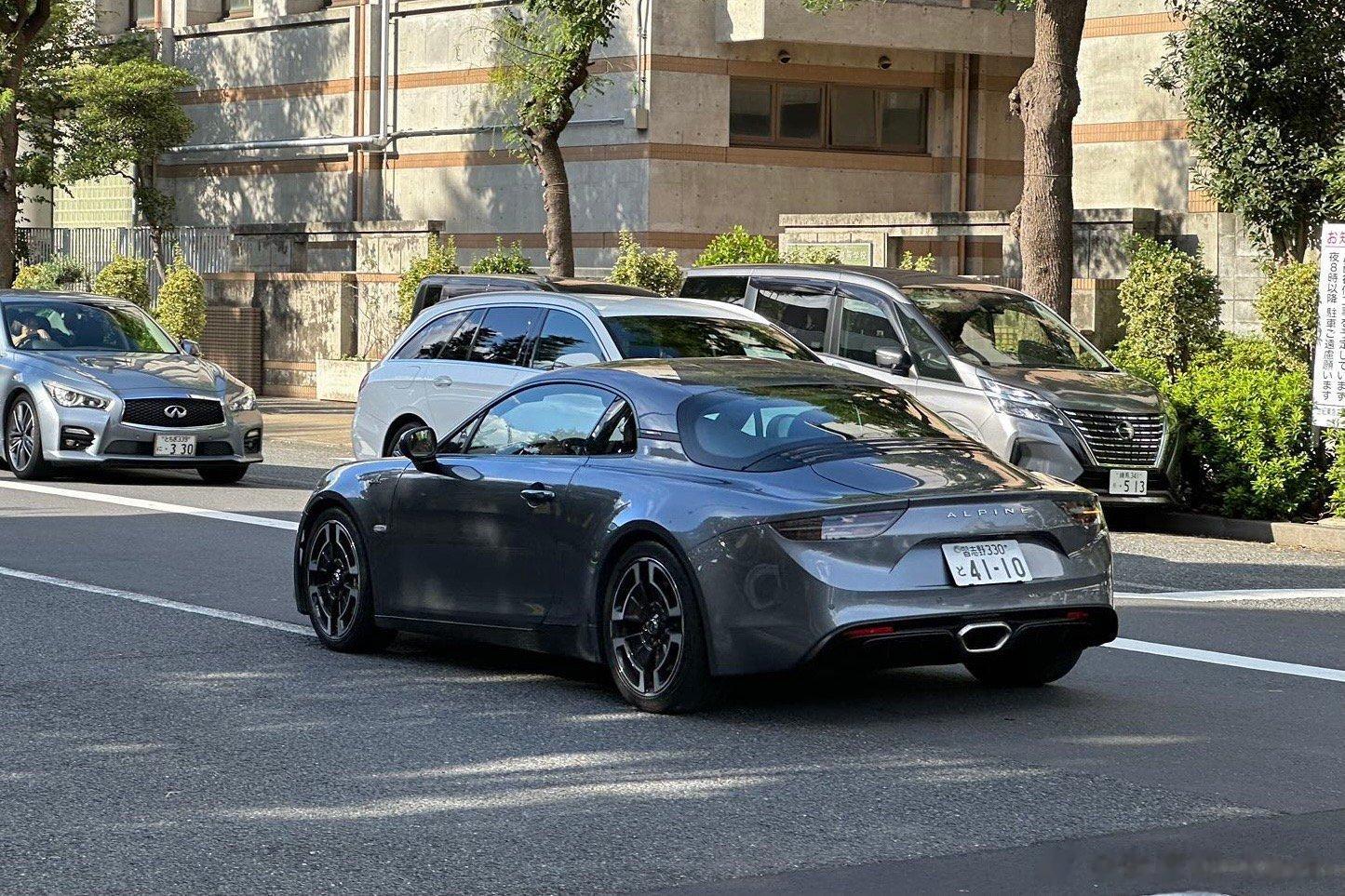 朋友蜜月旅行在日本拍到的Alpine A110，虽然这个车尾有些怪，但就是很耐看