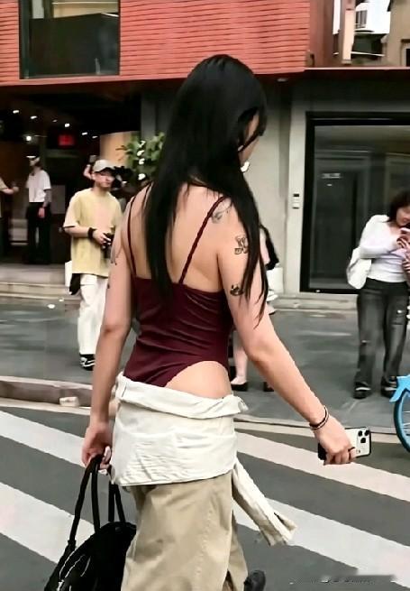 这位小姐姐身材颇为出众，穿搭走的是个性小众路线。有人觉得她的穿着杂乱无章，衣品欠