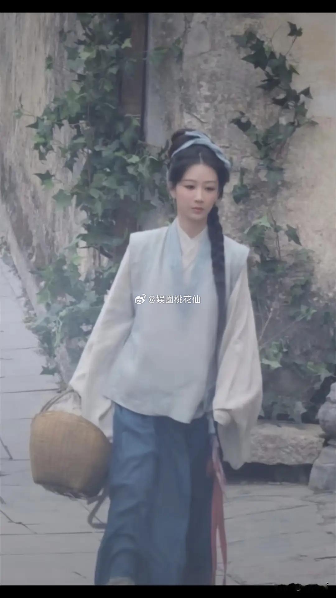 杨紫拍戏素颜路透尽显干净灵气，淡妆朴素依旧惊艳，清爽耐看越简单越动人 
