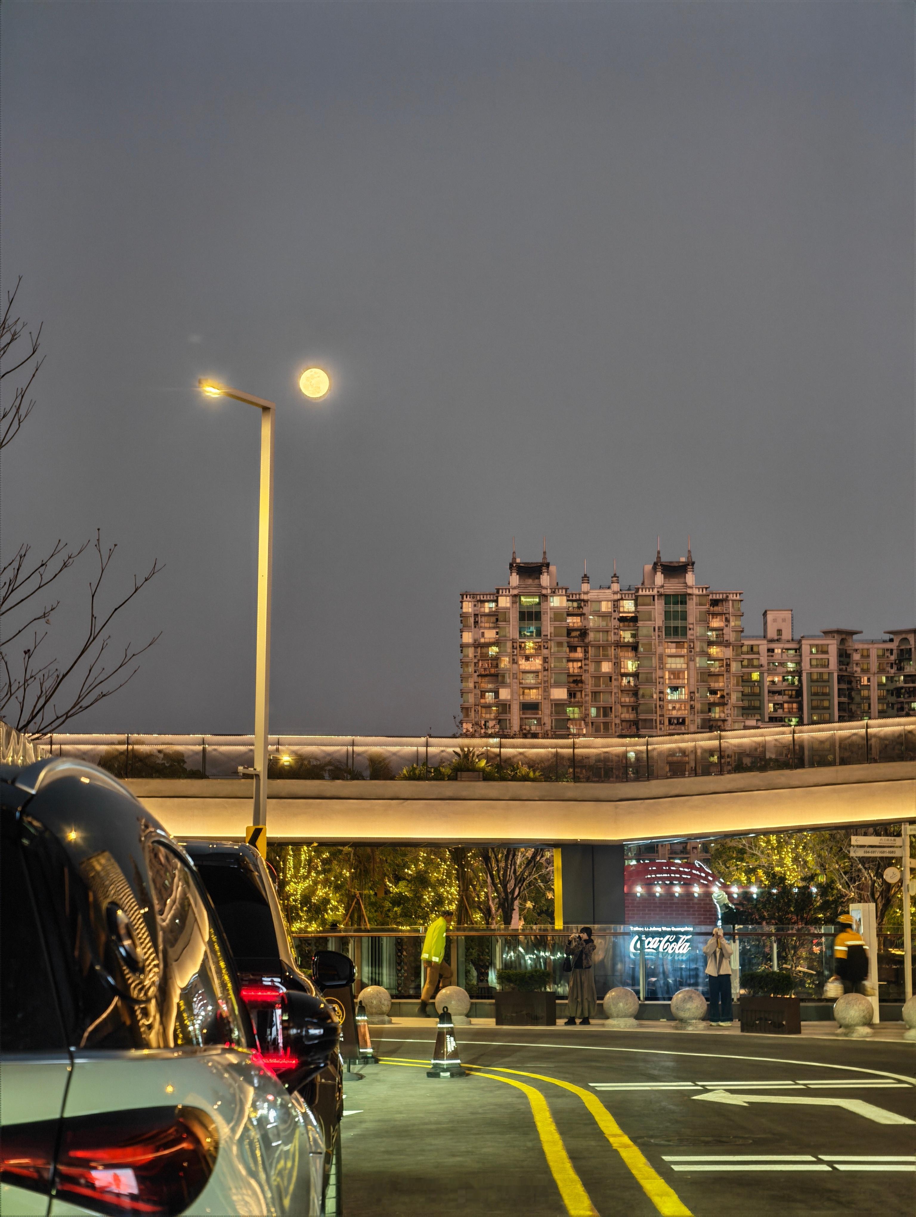 月亮 巨大一个，一开始我以为是路灯。 