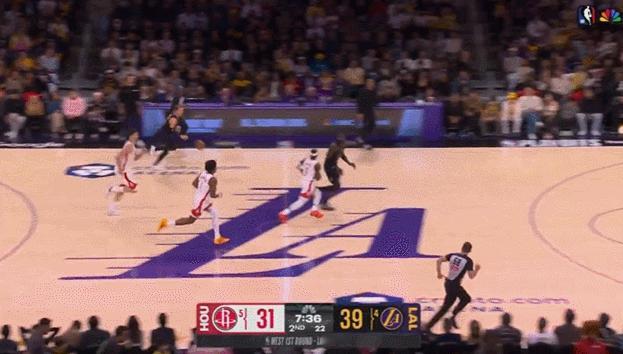 申京被队友绊倒了 