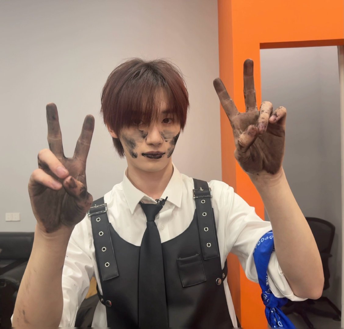 丁程鑫黑脸了谁给我们丁程鑫整的啊 