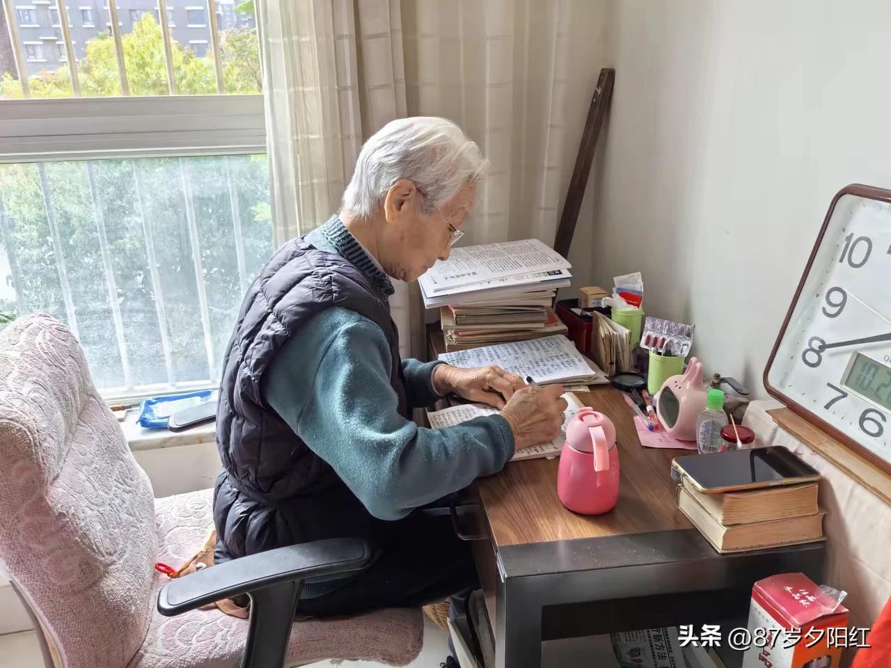 上联：笔下走笔龙蛇
下联：胸中山雨风雷