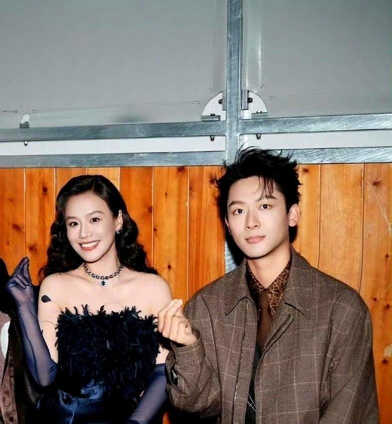 零下35度，他手掌裂开的血在户外瞬间结冰。
摄像机都失灵了，导演喊停，他撑着木头