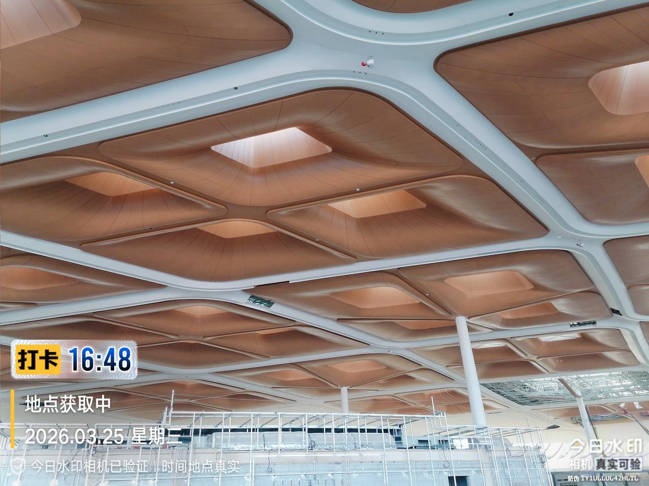 大家好，我是水电工星仔，干工地今年是第六年，今天是星期三，我们班组的包工头来了，