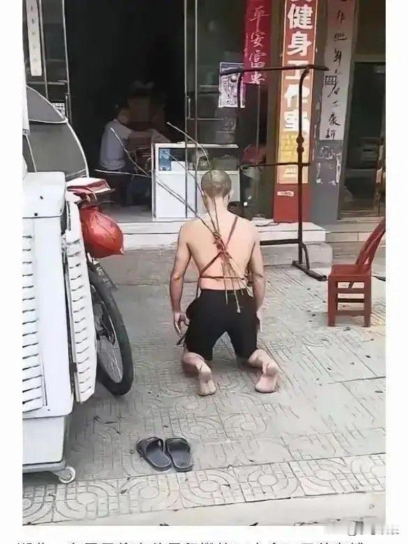 湖北一名男子，拿父母多年积攒养老钱，拿走去赌博，结果全部输光，为求父母原谅，他把