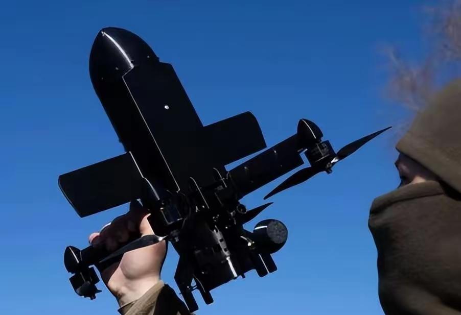 一架小小的无人机就弄得俄罗斯鸡飞狗跳的，这也是乌克兰的厉害之处。乌克兰在俄乌冲突