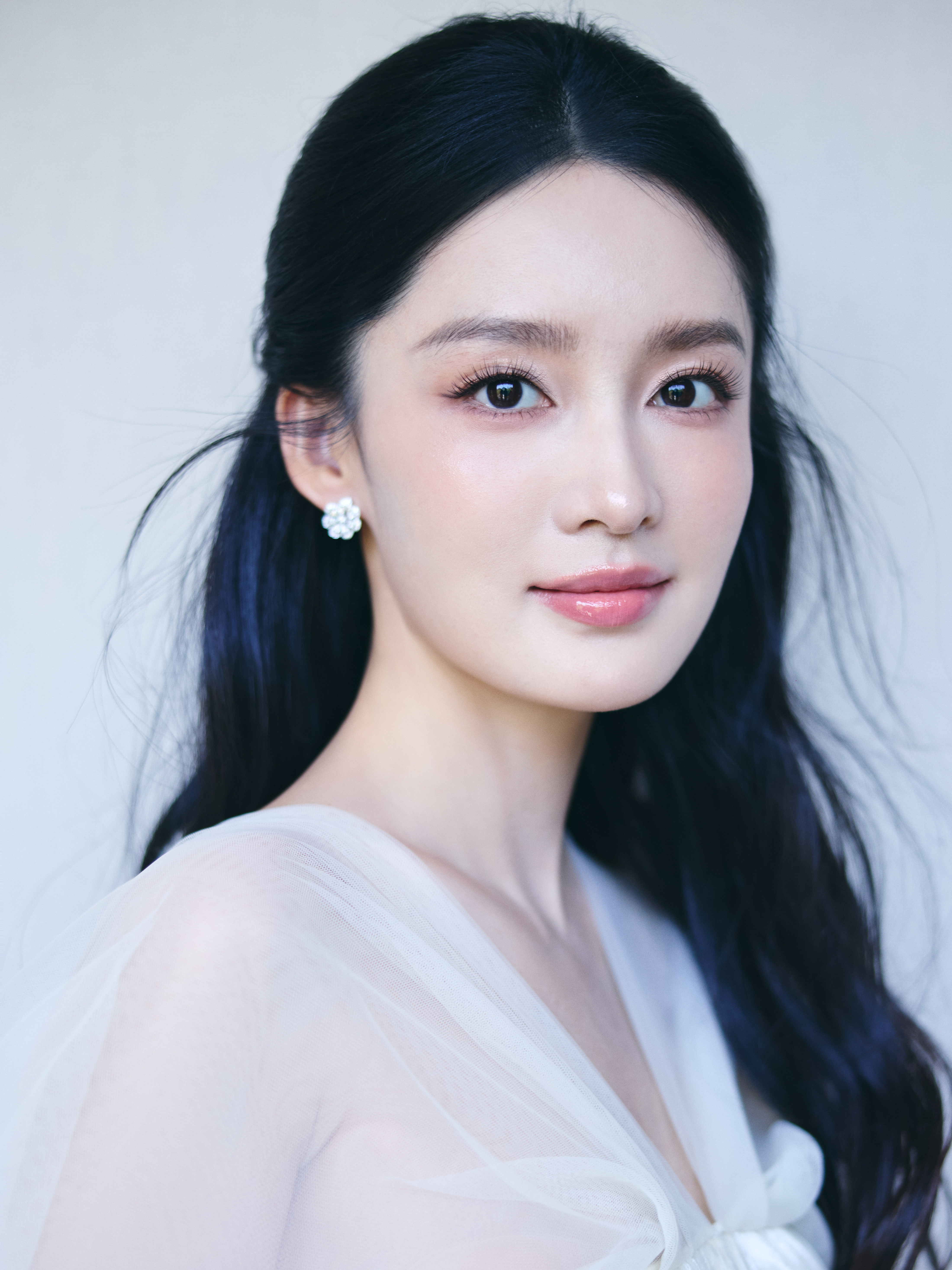李沁  优雅的白色连衣裙，精致蕾丝装饰，彰显女性温柔与高贵。 #李沁看得出是公主