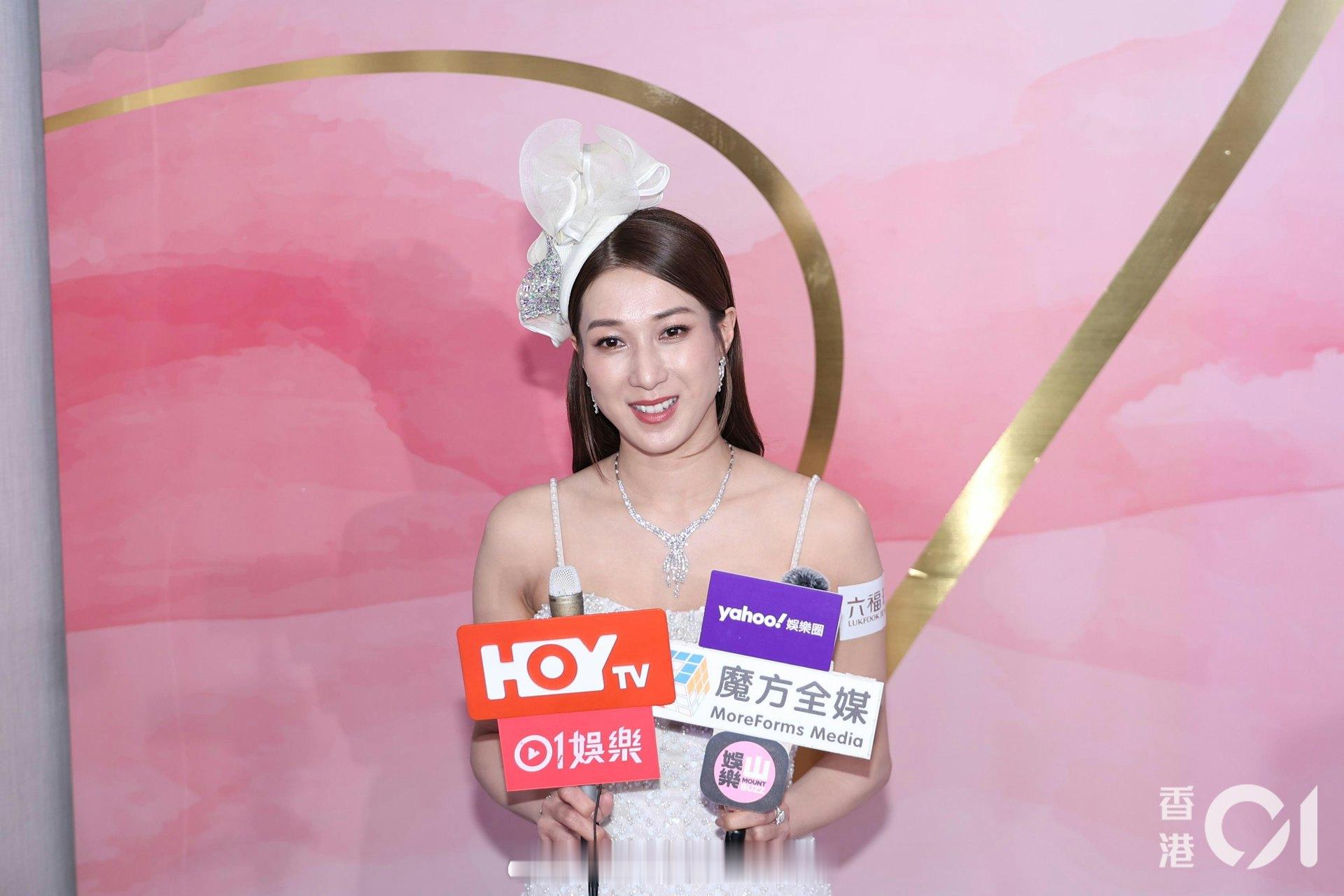 钟嘉欣疯传婚变向加拿大法院起诉老公　亲现身回应离婚传闻 | 香港01 钟嘉欣（L