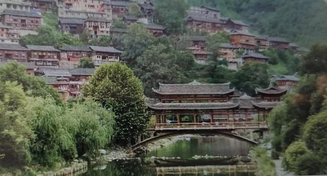 贵州西江千户苗寨值得去旅游吗？

贵州西江千户苗寨是值得去旅游的。苗寨的吊脚楼是