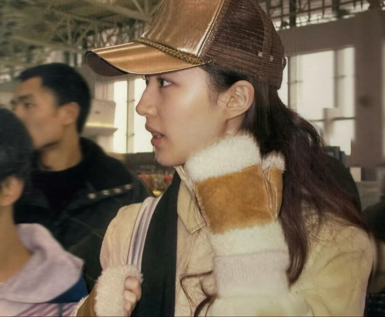 刘亦菲素颜都会被路人精准锁定，大美女好完美的一颗头…网友卢浮宫偶遇素颜刘亦菲