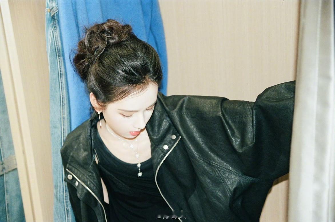 陈都灵陈都灵小鸡舞挑战陈都灵跳了三遍小鸡舞明显感受到嘟嘟进步了～ 