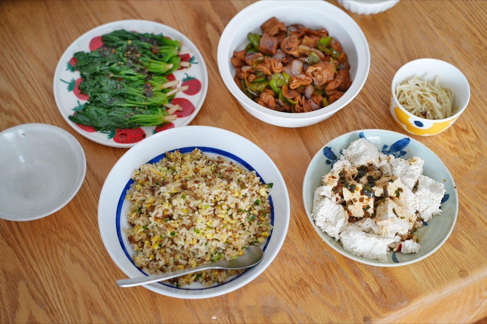 肉沫蛋炒饭，白灼菠菜，青椒大肠，蘸水豆腐~东川到了认母期，抽空做饭实在不容易[笑