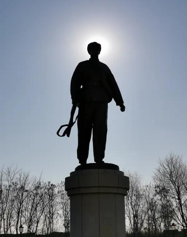 平安县城外围，硝烟呛进肺管子。
李云龙嗓子劈了：“二营长，意大利炮呢？
拉上来！