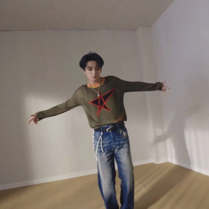 严浩翔海报上有小熊 严浩翔摆脱地心引力海报  严浩翔海报上有小熊，咱就说我们浩翔