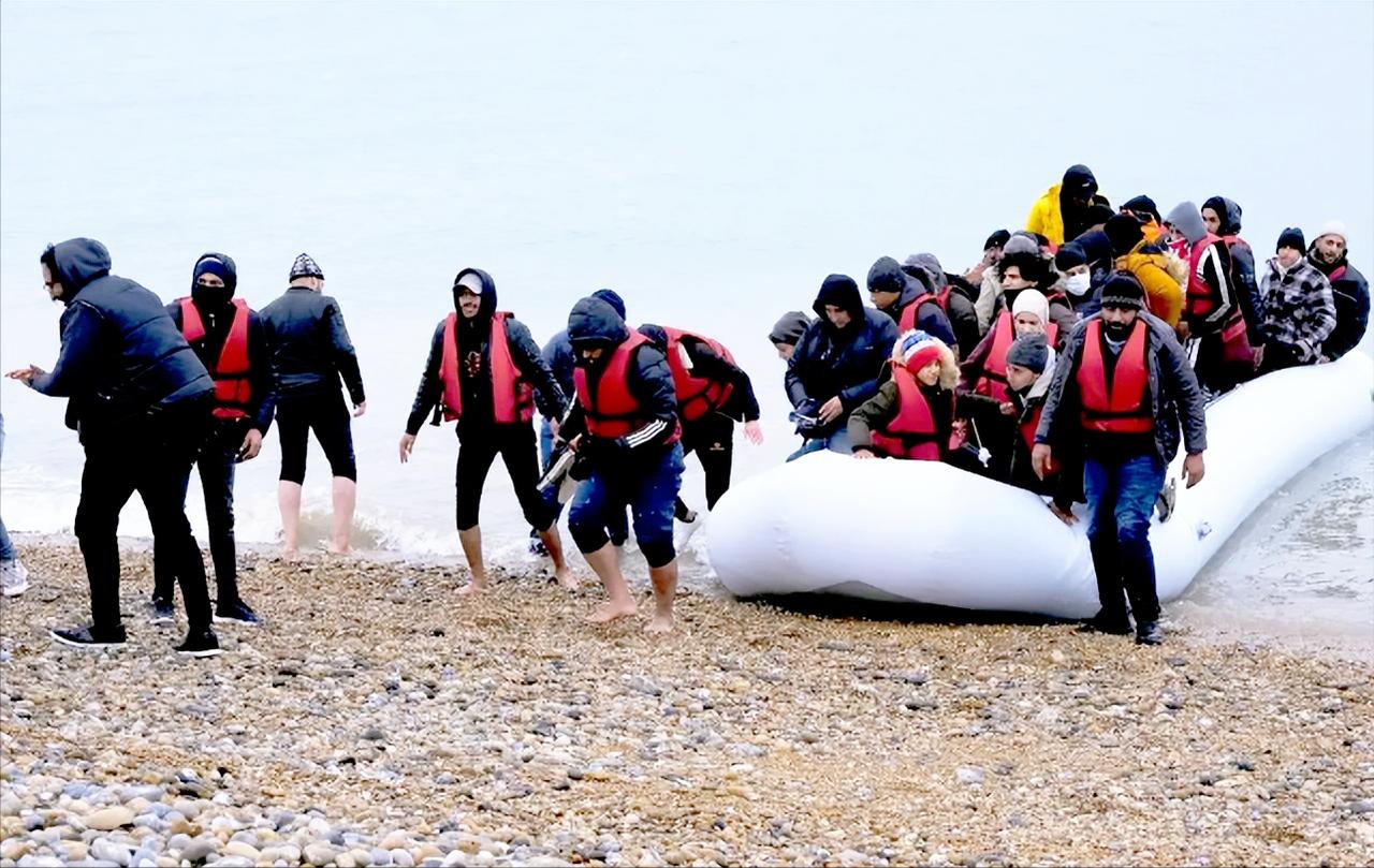 2026年刚开头英国就爆出个让人咋舌的消息，2025年一年里居然有41472人坐