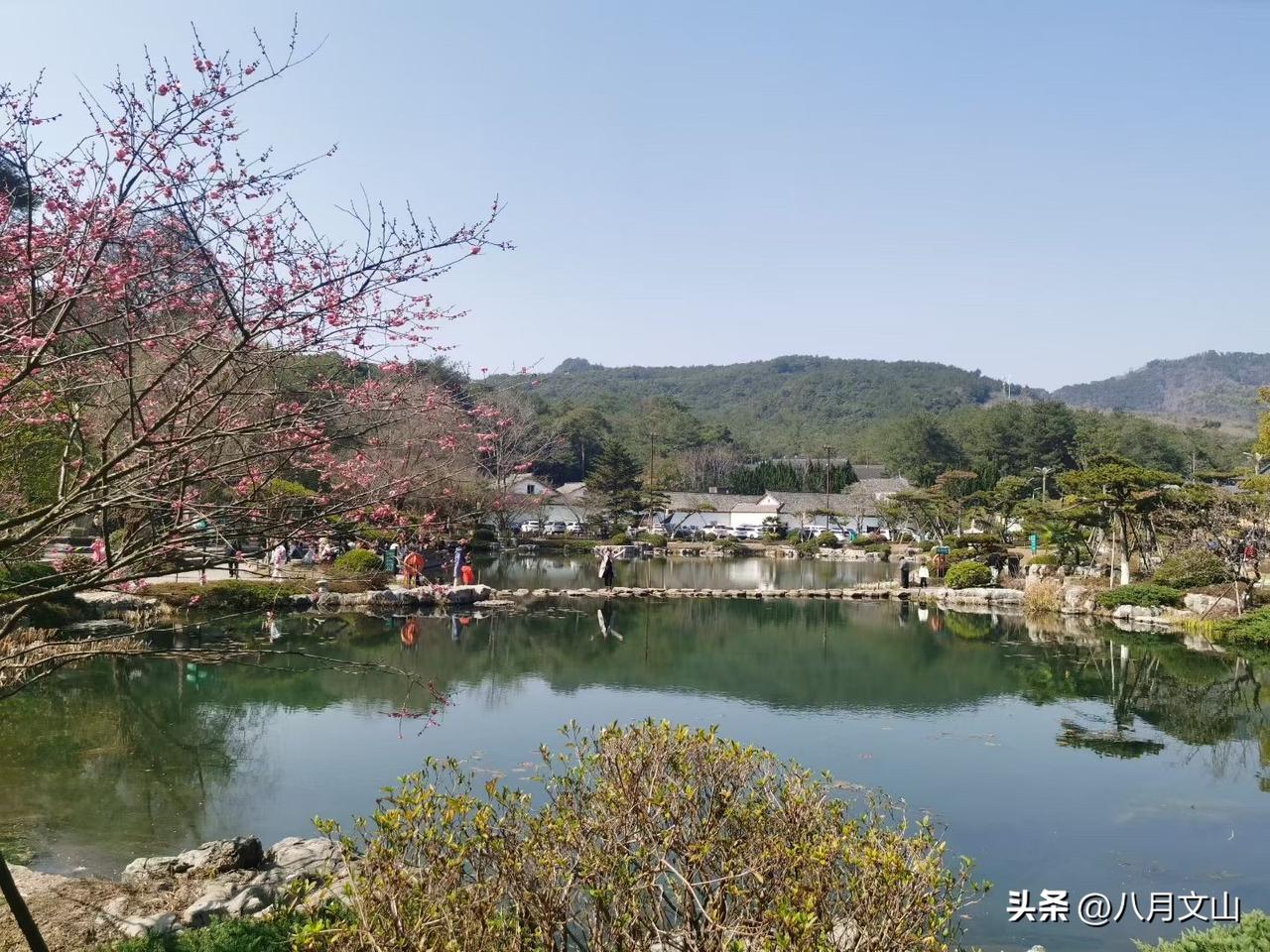 咱们普通人赚钱，总想着找风口、找捷径，今天跟风做这个，明天跟风干那个，折腾半天钱