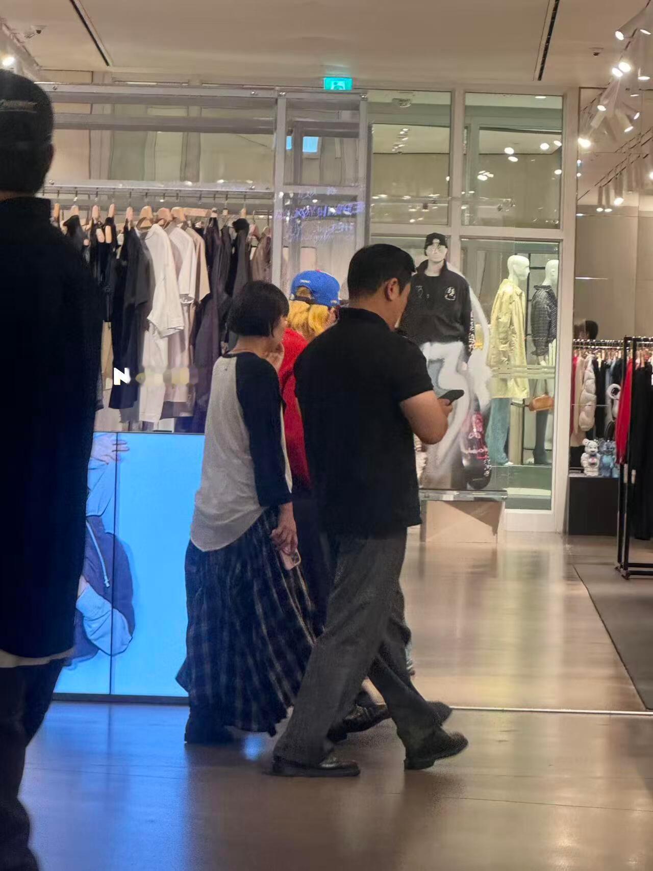 昨天在首尔被偶遇逛街  权志龙 ┊ ©📕Naniiii ​​​