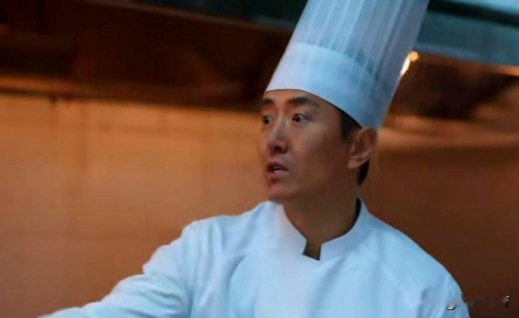 在东北，想和你绝交的人，不会摔杯子，会给你上条糊鱼。
后厨把鱼煎得焦黑，糊面朝上